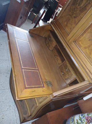 Cómoda antigua de madera con escritorio