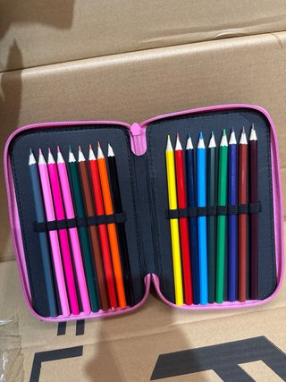 Estuche K-POP con figuras
