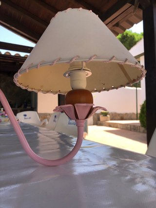 Lámpara de dormitorio rosa y madera
