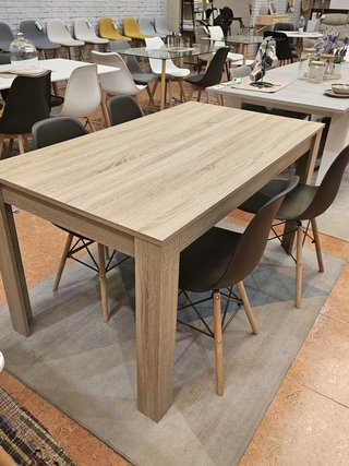 Mesa de madera con 4 sillas negras