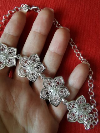 Collar de plata con flores