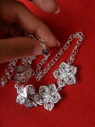 Collar de plata con flores