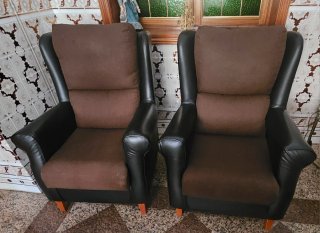 Dúo de sofás de piel y tela