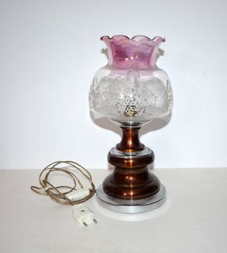 Antigua lámpara de mesa estilo quinqué. Funciona.