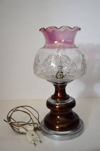 Antigua lámpara de mesa estilo quinqué. Funciona.