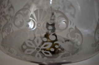 Antigua lámpara de mesa estilo quinqué. Funciona.