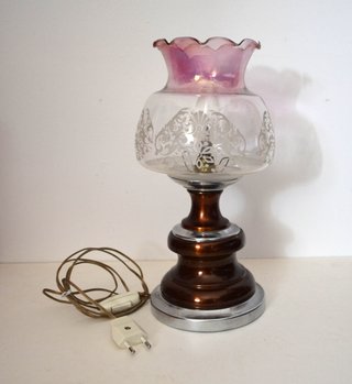 Antigua lámpara de mesa estilo quinqué. Funciona.