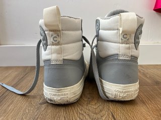 Converse grises y blancas