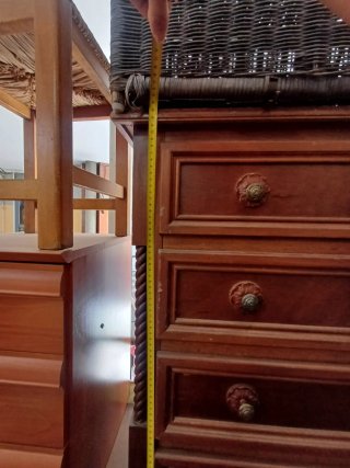Cómoda antigua de madera con cestería
