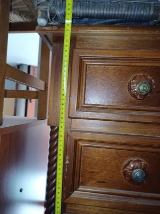 Cómoda antigua de madera con cestería