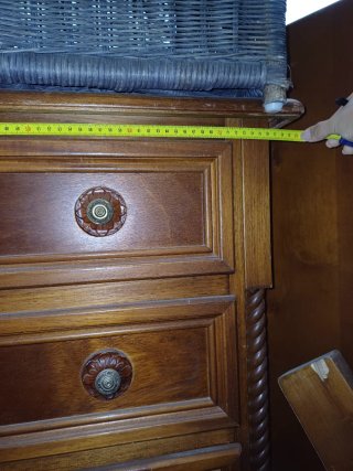 Cómoda antigua de madera con cestería