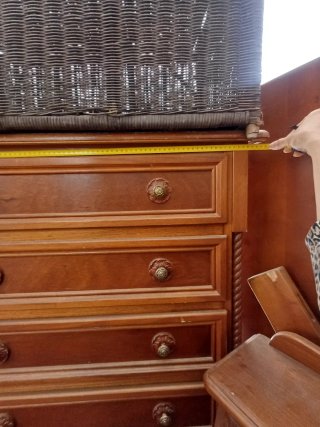 Cómoda antigua de madera con cestería