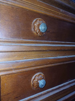 Cómoda antigua de madera con cestería