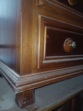 Cómoda antigua de madera con cestería