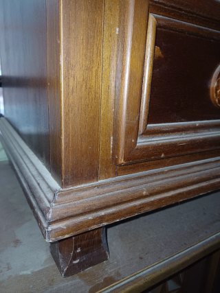 Cómoda antigua de madera con cestería