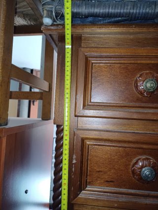 Cómoda antigua de madera con cestería