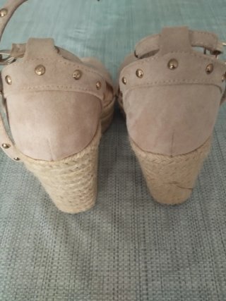 Sandalias cuña beige con tachuelas