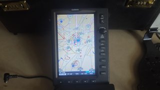 GPS Garmin 695 con soporte y cargador