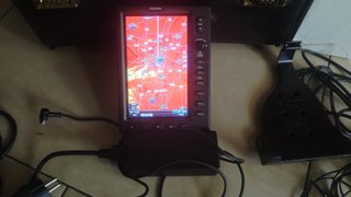 GPS Garmin 695 con soporte y cargador