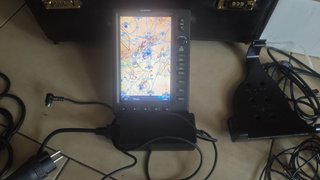 GPS Garmin 695 con soporte y cargador