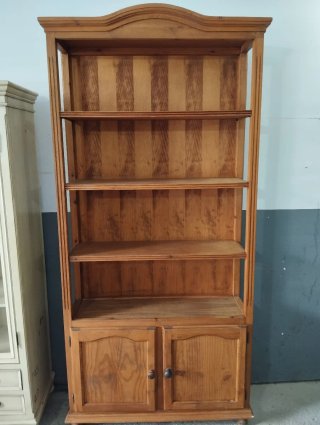 Estantería de madera maciza