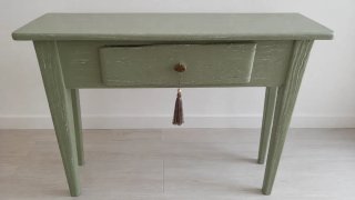 Mesa auxiliar rústica restaurada verde