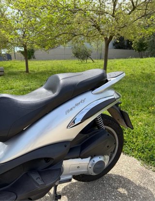 Piaggio Beverly 250 Maxi Scooter Plata