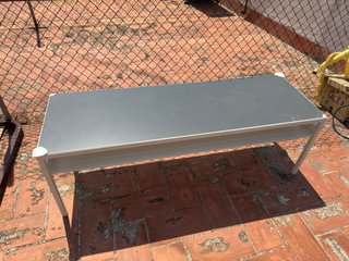 Mesita de centro sofá gris y blanco