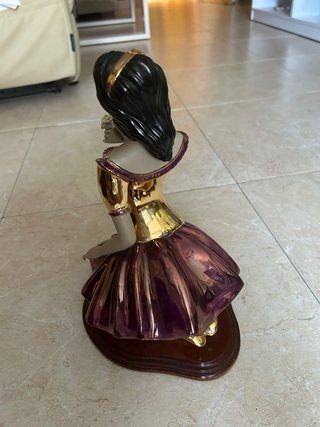 Figura mujer cerámica dorada y morada