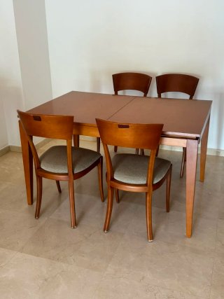 Mesa comedor extensible y 4 sillas madera