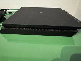 PS4 Slim Negra + 2 mandos+ Juegos