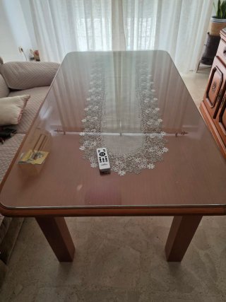 Mesa de salón de madera maciza y cristal