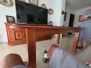 Mesa de salón de madera maciza y cristal