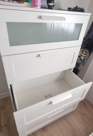 Cómoda BRIMNES 4 cajones IKEA blanco vidrio