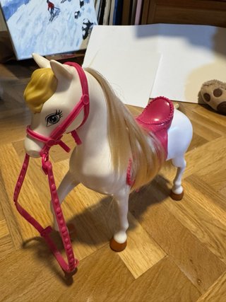 Caballo de juguete blanco con arnés rosa de barbie