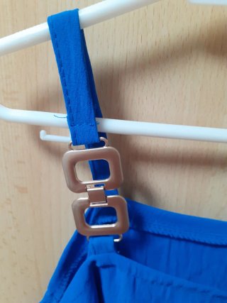 Blusa azul con detalle de anillas