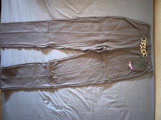 Pantalones efecto piel con cadena dorada. REBAJAS