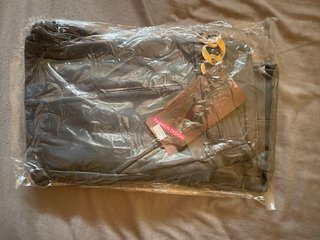 Pantalones efecto piel con cadena dorada. REBAJAS