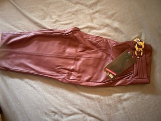 Pantalones efecto piel con cadena dorada. REBAJAS
