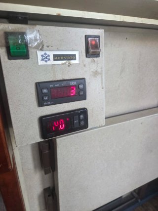 Vitrina bombonera refrigerada de pastelería