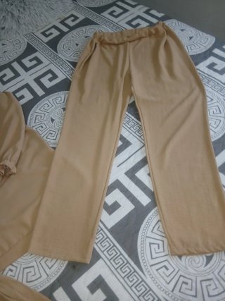 Conjunto de pantalón y blusa beige