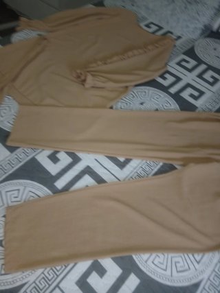 Conjunto de pantalón y blusa beige