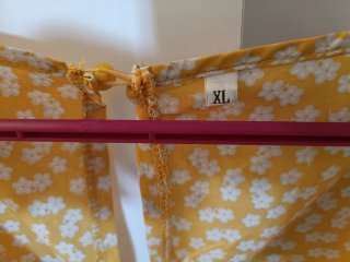 Vestido amarillo con estampado floral