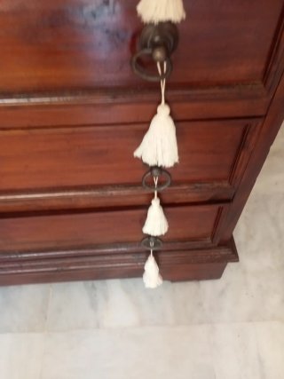 Cómoda Caoba 5 Cajones con tiradores de hierro.