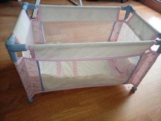 Cuna de muñecas con detalles rosas