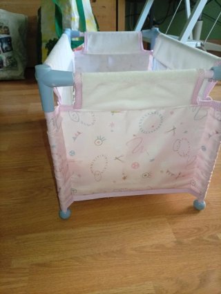 Cuna de muñecas con detalles rosas