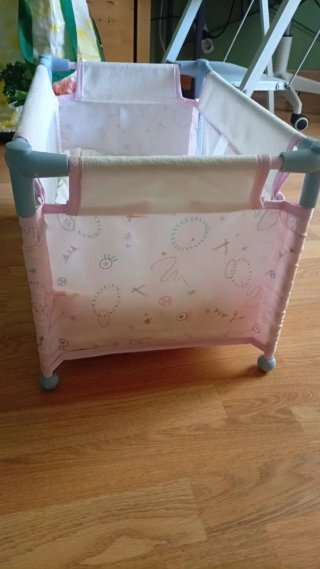Cuna de muñecas con detalles rosas