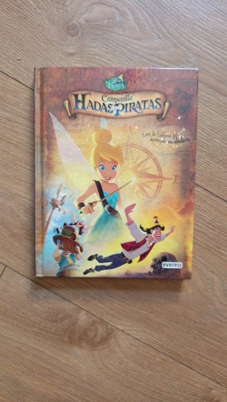 Campanilla. Hadas y piratas Lee la historia y a...