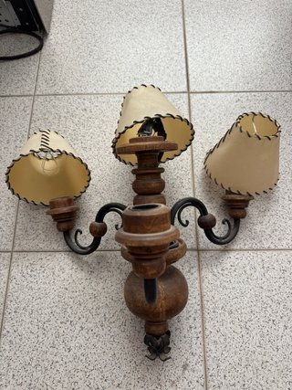 Lámpara de pared antigua de madera