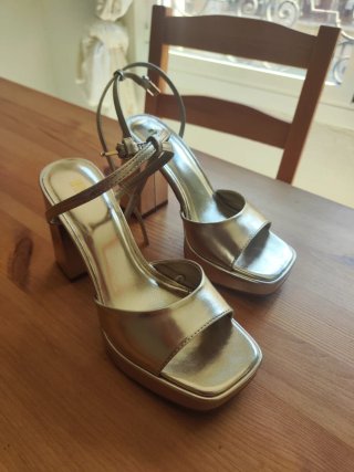 Zapatos de tacón dorados